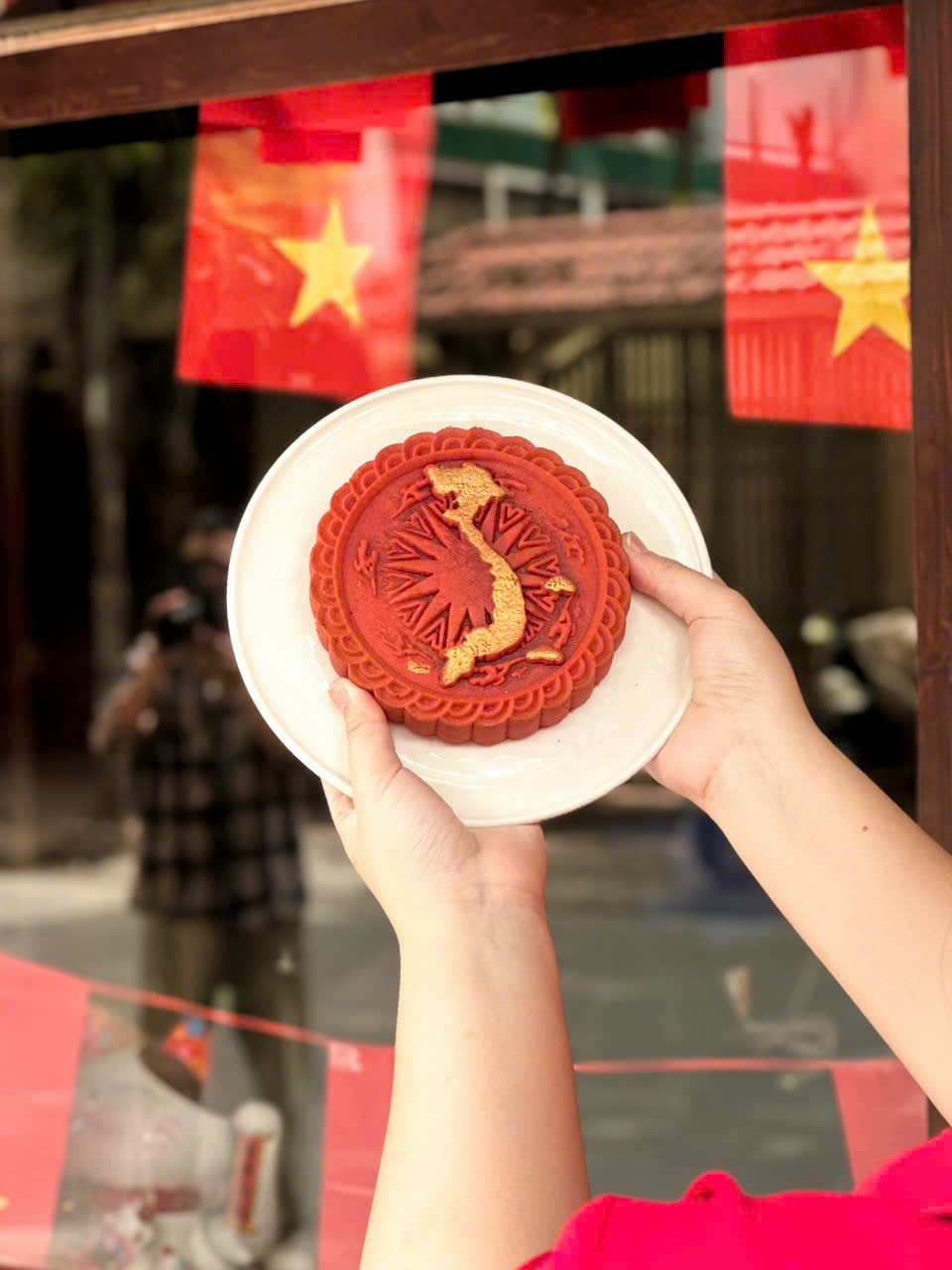 Nghệ nhân Baki Foods tỉ mỉ ép khuôn bánh hình bản đồ Việt Nam bằng tay