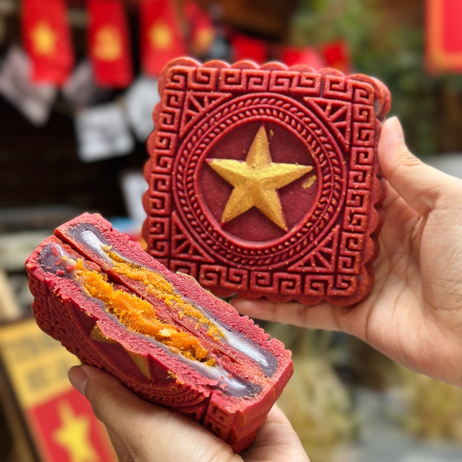 Hình ảnh Bánh Nướng Đậu Xanh Trứng Muối Hoàng Kim