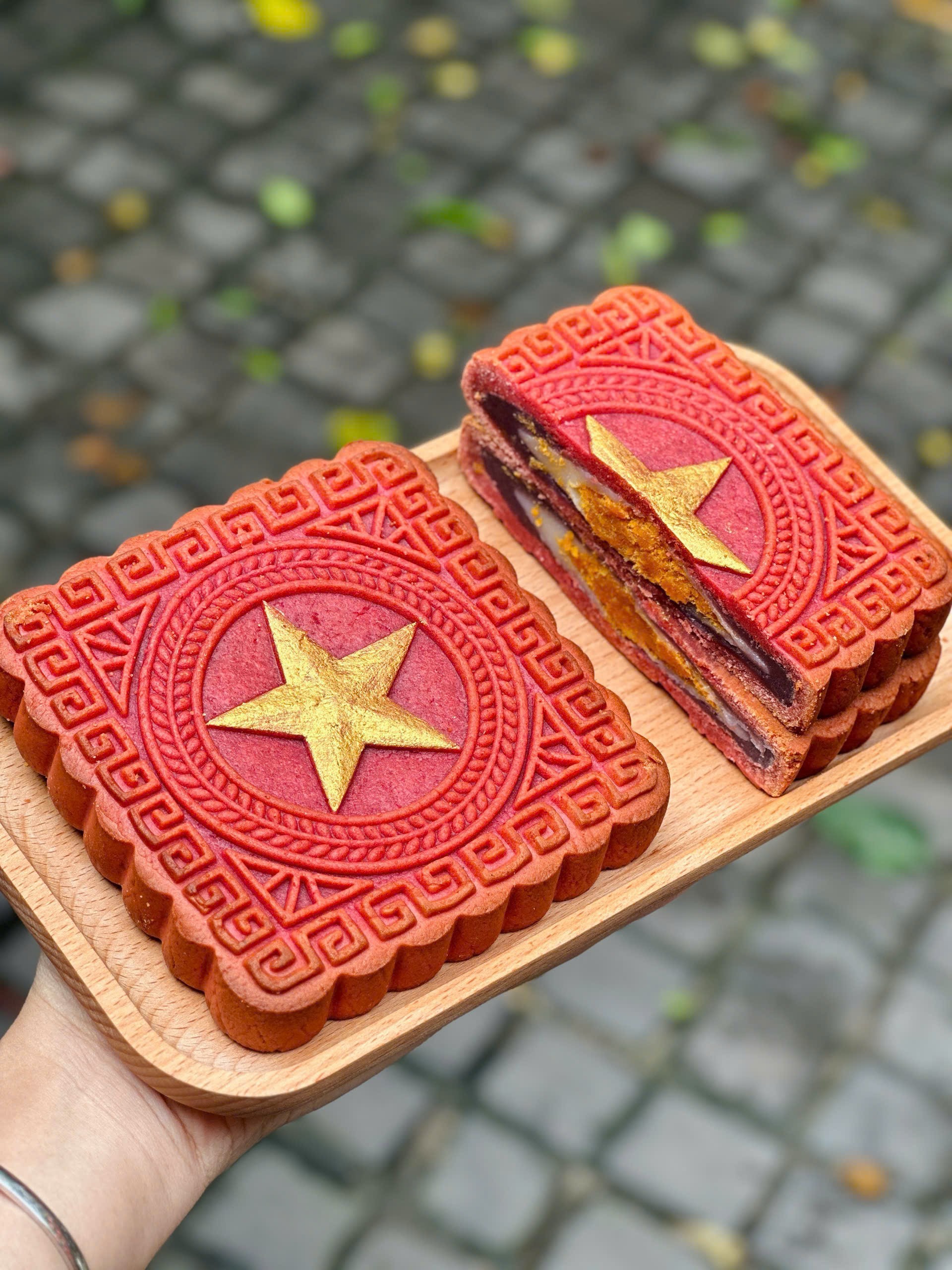 Hình ảnh Bánh Nướng Khoai Môn Mochi Chà Bông Trứng Muối